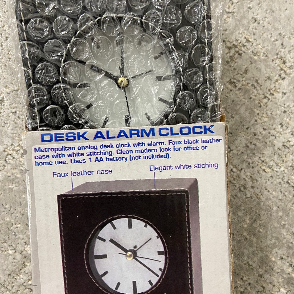 Desk alarm clock